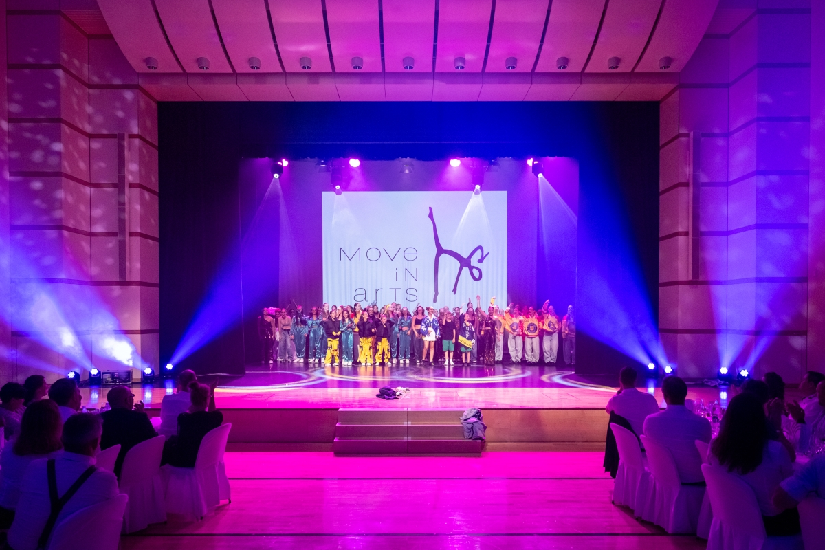 Move in Arts-Ensemble auf einer beleuchteten Bühne